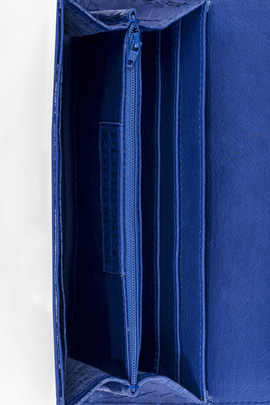 Portefeuille femme bleu électrique haut de gamme. Personnalisation. Top view - Florence KOOIJMAN
